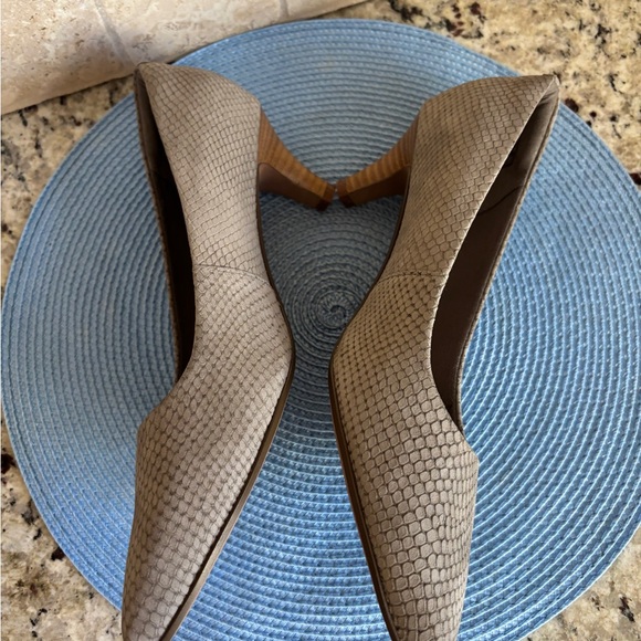 Clarks Linvale Jesica Taupe Sage Suede Women's Pointed Toe Kitten Heel Pumps - Picture 9 of 13